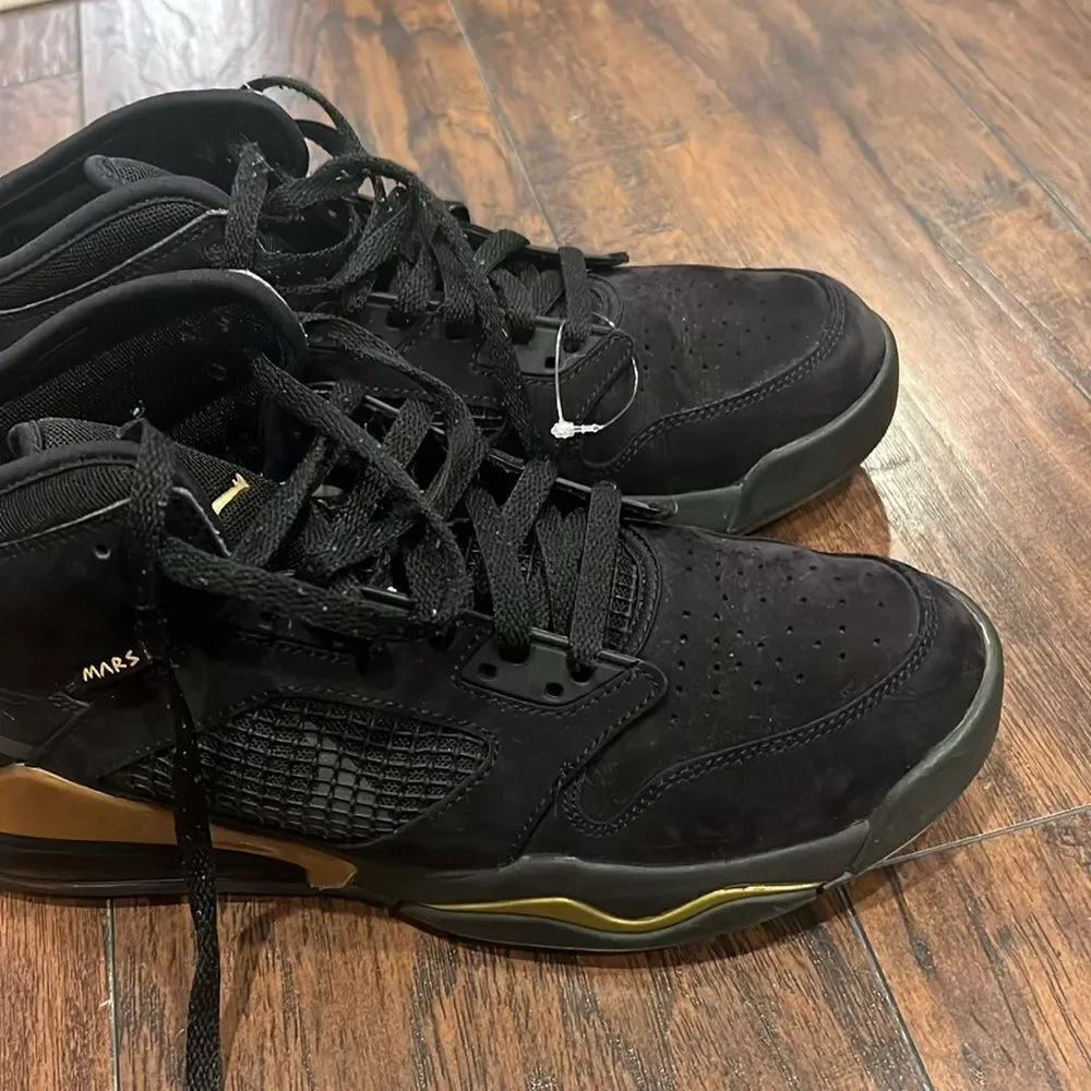 Jordan mars 270‎ size 10.5 black & gold men’s size 10 upper in great shape
